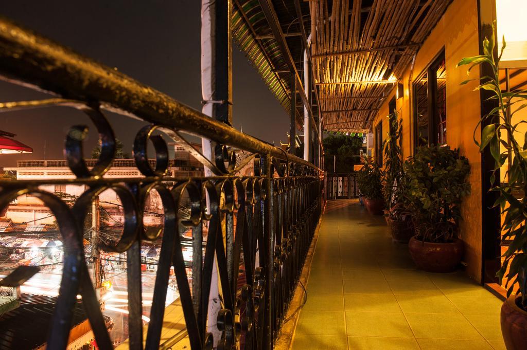 Top Banana Guesthouse & Rooftop Bar Phnom Penh Luaran gambar